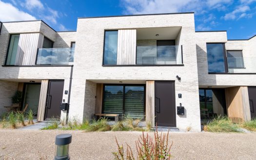 Zeer recente, prachtige BEN woning op een steenworp van het strand
