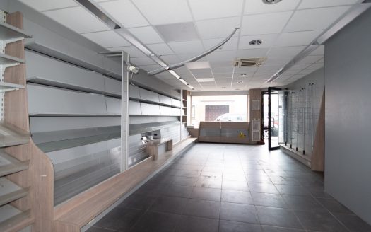 Op te frissen handelspand/ te renoveren woning