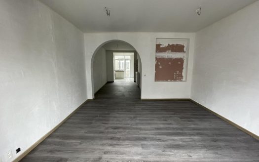 Volledig vernieuwd ruim lichtrijk 2 slaapkamer appartement op toplocatie