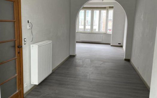 Volledig vernieuwd ruim lichtrijk 2 slaapkamer appartement op toplocatie