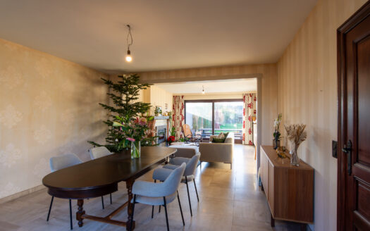 Karaktervolle royale woning met 5 slaapkamers, garage en oprit op toplocatie
