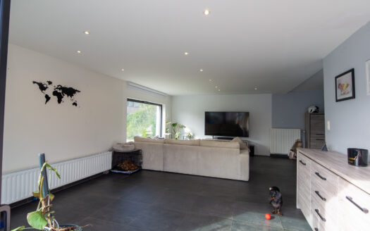 Grote recent vernieuwde hedendaagse instapklare woning op toplocatie