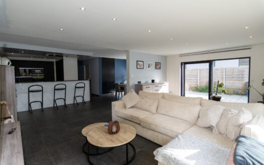 Grote recent vernieuwde hedendaagse instapklare woning op toplocatie